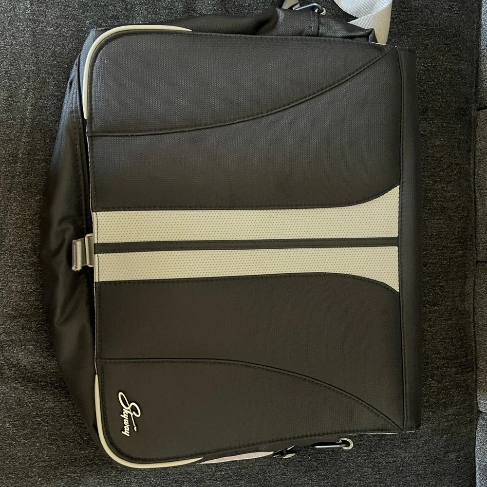 ⭐️ Firm Price ⭐️ New without tags Skyway messenger laptop bag